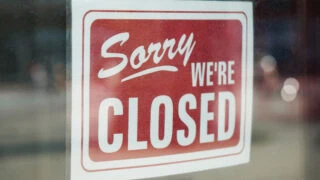 closed-sign-restaurant